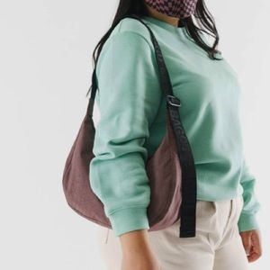 BAGGU, Medium Nylon Crescent in Peppercorn